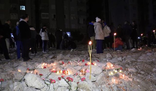 Adana'da depremlerde hayatını kaybedenler anıldı