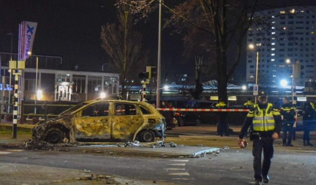 Hollanda'da şiddet olaylarında polis araçları ateşe verildi
