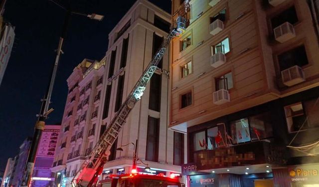 İstanbul'da otel yangını: Mahsur kalan 20 kişi kurtarıldı