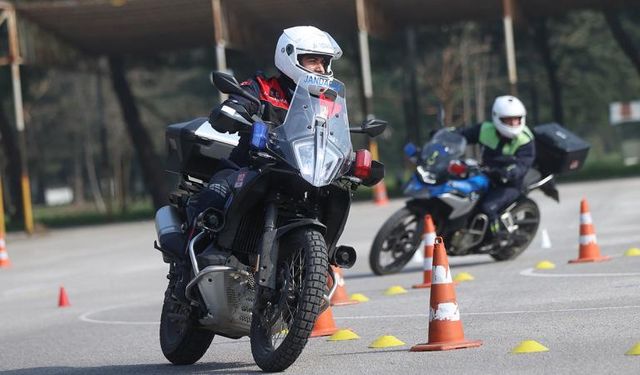 Motosikletli jandarma timleri zorlu eğitimlerden geçiyor