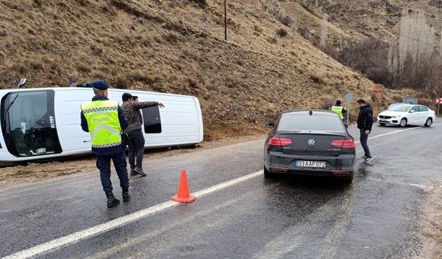 Kayseri'de servis minibüsü devrildi: 10 yaralı