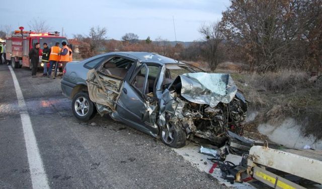 Uşak’ta iki otomobil kafa kafaya çarpıştı: 1 ölü, 2 yaralı