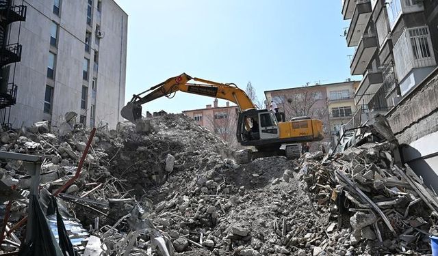 Ankara'da yıkım çalışması yapılan binada çökme