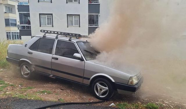 Kahramanmaraş'ta Park Halindeki Otomobil Alev Aldı 