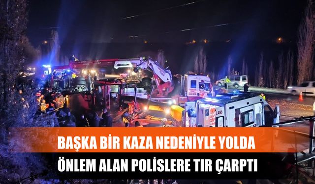 Başka Bir Kaza Nedeniyle Yolda Önlem Alan Polislere Tır Çarptı