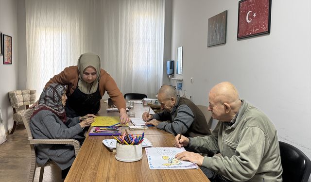 Huzurevinin depremzede üçlüsü birbirinden ayrılmıyor
