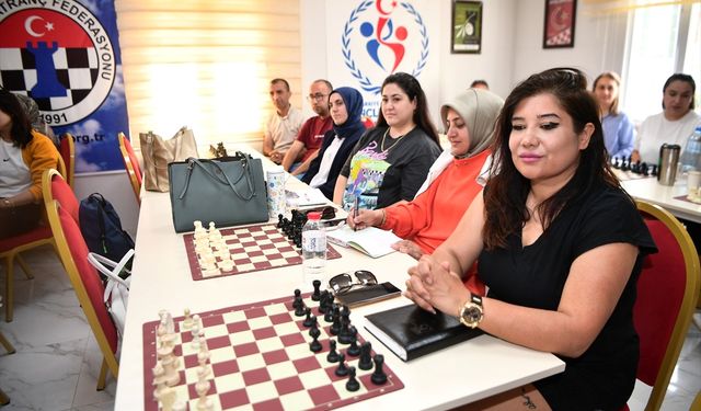Adana'da satranç yardımcı antrenörlük kursu başladı