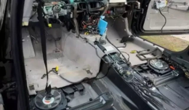 Evlilik Yüzüğünü Arabada Kaybedince Aracı Parçaladı!