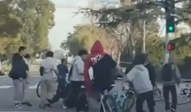 Kan donduran saldırı! 30 Kişilik Bisiklet Çetesi, savunmasız adama saldırdı!