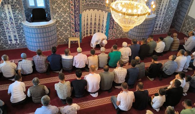 Abdülhamid Han Camisi başta olmak üzere kentteki tüm camilerde Bayram namazı kılındı