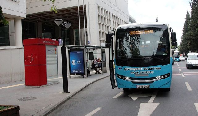 Büyükşehir belediye otobüslerinde vatandaşlara ücretsiz toplu taşıma hizmeti verdi