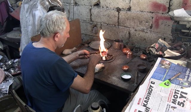 Ateşin başında alın teriyle mesleklerini yaşatıyorlar