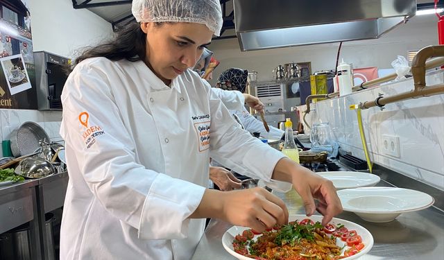 Depremzede kadınlar mutfak atölyesinde ulusal ve uluslararası yemekleri öğreniyor