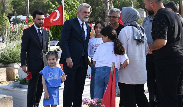 Şehitler kabirleri başında dualarla anıldı