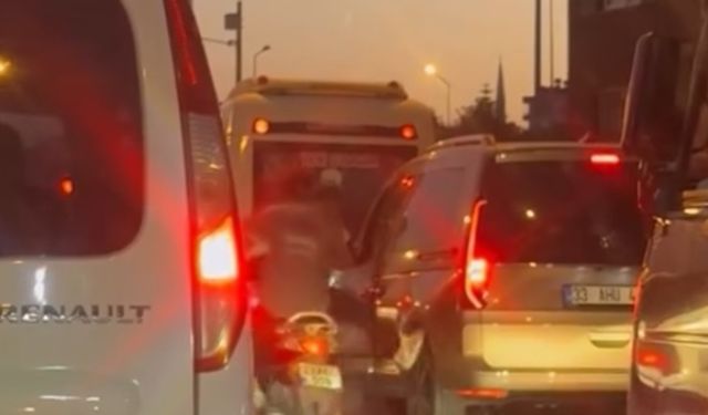 Araç sürücüsünü trafikte darbeden motosikletli 2 kişi gözaltına alındı