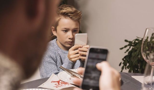 Telefon kullanımına sınırlama: günde yalnızca 2 saat!