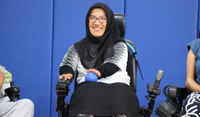 Yanlış iğne yüzünden çocukken engelli kalan kadın, boccia ile yaşama tutundu!