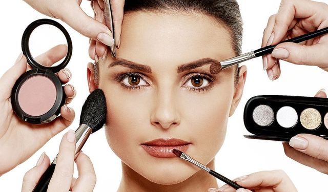 Tarihi geçmiş makyaj malzemesi kullandı, kör oldu!