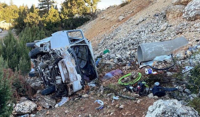 Mersin'de işçi minibüsü şarampole devrildi çok sayıda ölü ve yaralı var