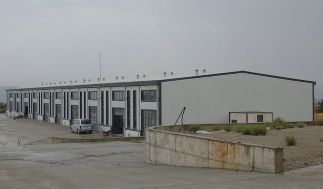 Afetzede esnaf için yapılan 50 iş yeri hak sahiplerine teslim edildi