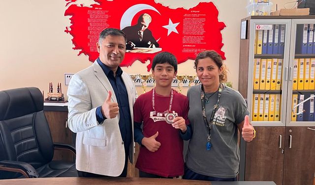 Hatay'da ortaokul öğrencisi turnuvada kazandığı para ödülünü Gazze'ye bağışladı