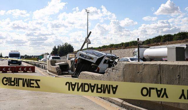 Mersin'de otoyol gişelerindeki bariyere çarpan otomobildeki 2 kişi öldü