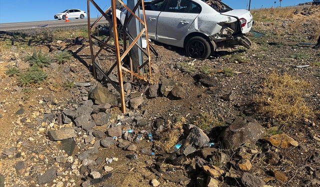 Şanlıurfa'da elektrik direğine çarpan otomobilin sürücüsü yaralandı