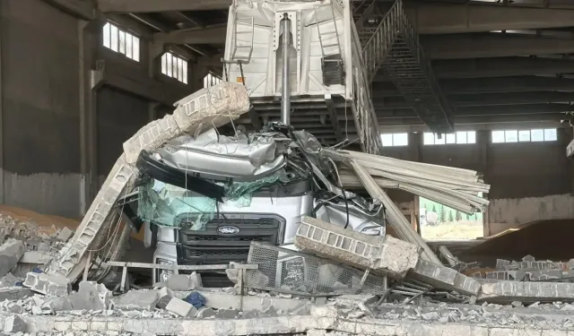 Gaziantep'te park halindeki tır fabrika duvarının üzerine devrildi