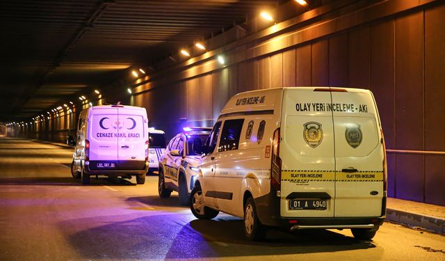 Adana'da karşı şeride geçerek panelvana çarpan cipteki 2 kişi öldü