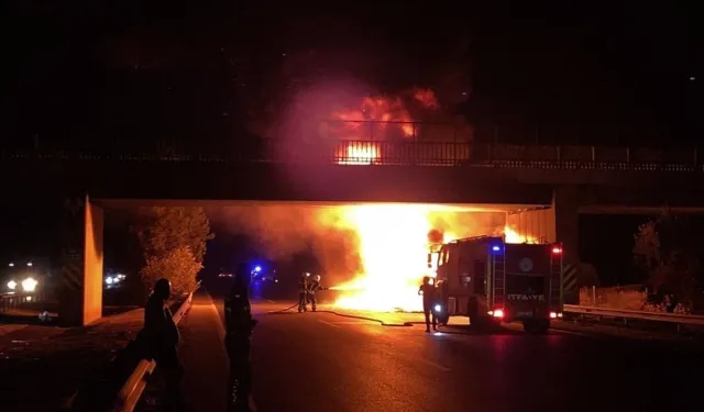 Adana'da seyir halindeki tırda çıkan yangın söndürüldü