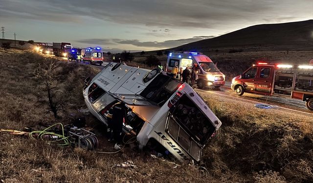 Afyonkarahisar'da yolcu otobüsü devrildi: 2 ölü, 21 yaralı