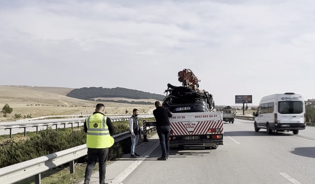 Gaziantep'te feci kaza: Araç orta refüje çarptı!