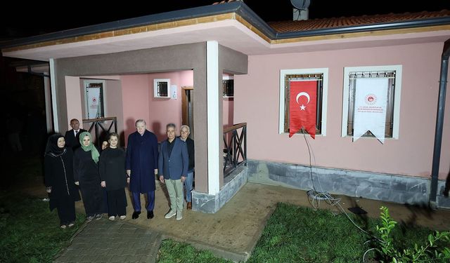 Cumhurbaşkanı Erdoğan, Adıyaman'da depremzede bir aileyi ziyaret etti