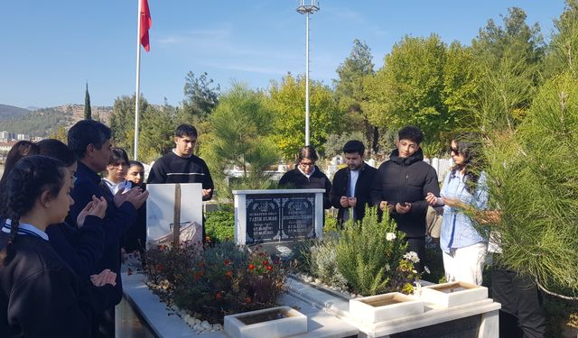 Gaziantep'te depremde hayatını kaybeden öğretmen mezarı başında anıldı