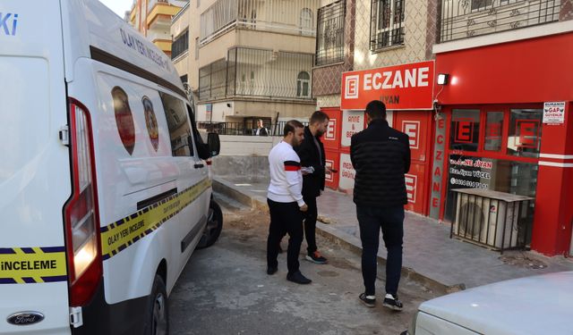 Şanlıurfa'da silahlı saldırı düzenlenen eczanede hasar oluştu