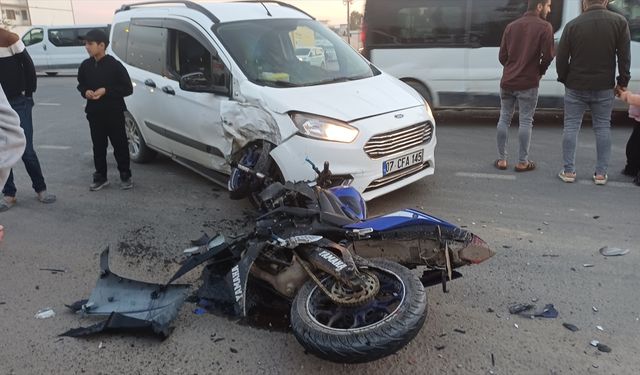 Şırnak'ta hafif ticari araçla çarpışan motosikletteki 2 kişi yaralandı