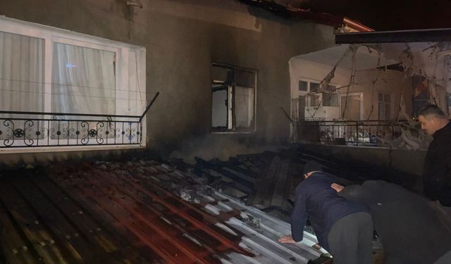 Isparta'da kalorifer kazanının patlaması sonucu yangın çıkan evdeki 3 kişi yaralandı