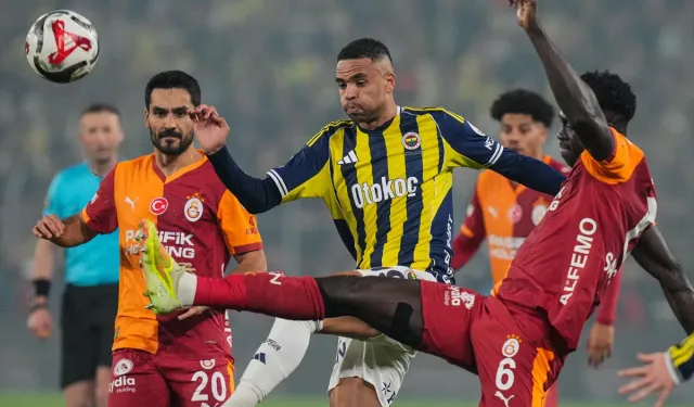 VAR patladı, tribün karıştı! Kadıköy’de olaylı derbi!