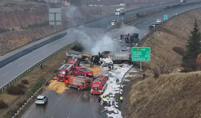 Gaziantep'te çarpışan 3 tırda yangın çıktı