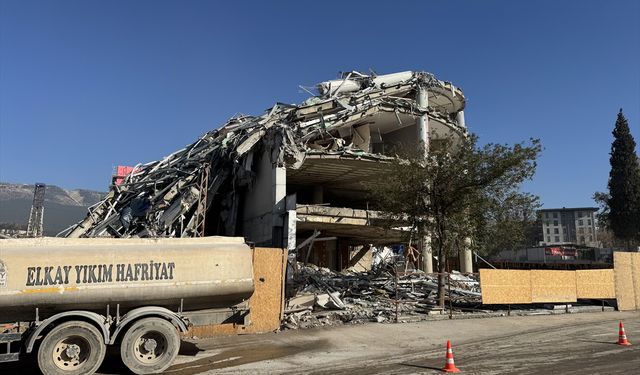 Kahramanmaraş'ta depremde hasar alan iş merkezi yıkıldı