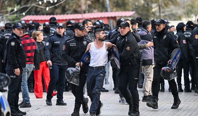 Adana'da kaçak yapı yıkımında ortalık savaş alanına döndü!