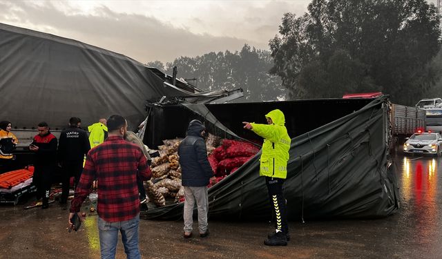 Hatay'da park halindeki tıra çarpan kamyondaki 2 kişi yaralandı