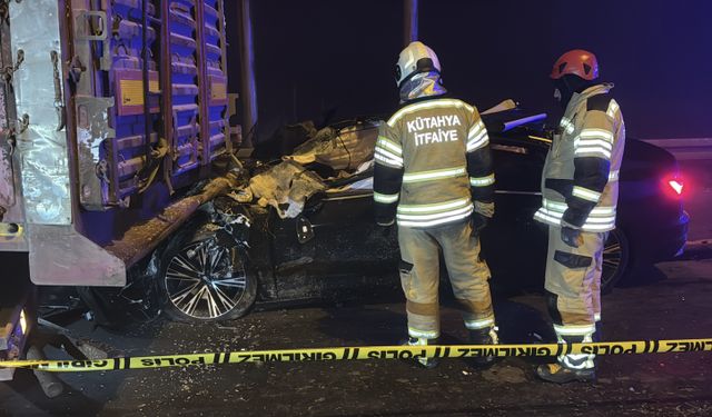 Kütahya'da otomobil tıra çarptı: 4 kişi hayatını kaybetti!