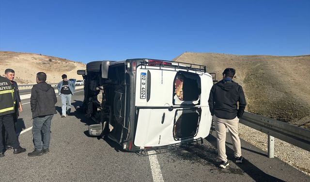 Adıyaman'da minibüsle otomobilin çarpıştığı kazada 4 kişi yaralandı