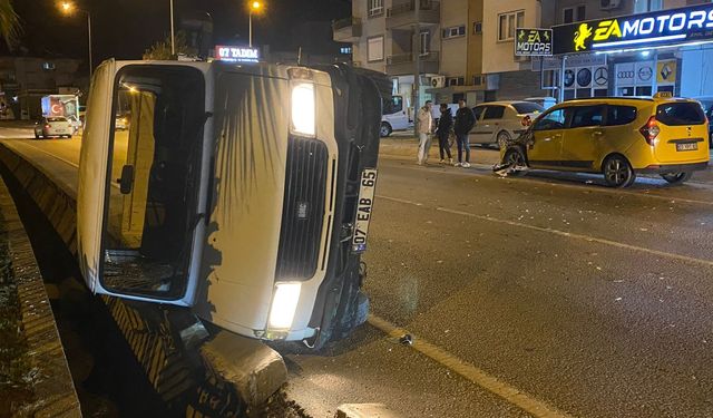 Antalya'da taksi ile kamyonetin karıştığı kazada 2 kişi yaralandı