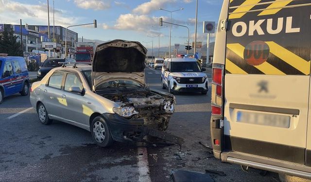 Balıkesir'de öğrenci servisiyle otomobil çarpıştı: 8 yaralı