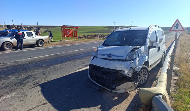 Diyarbakır'da otomobil ile hafif ticari aracın çarpıştığı kazada 4 kişi yaralandı