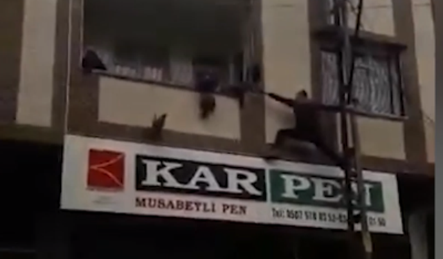 Gaziantep'te balkonda asılı kalan çocuğu esnaf kurtardı