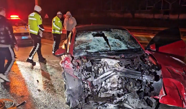 Çorum'da tıra çarpan otomobildeki genç hayatını kaybetti