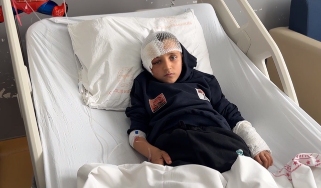 Hatay’da toprağa gömülü halde bulunan çocuğun tedavisi sürüyor